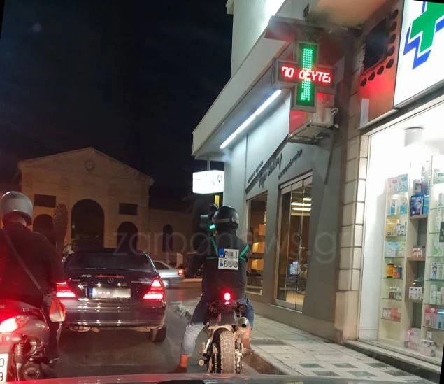 Χανιά: Ή να έχεις φαντασία ή να μην έχεις- Το δίκυκλο δεν έχει χώρο και έτσι αποφάσισε να κρεμάσει την πινακίδα… πάνω του!